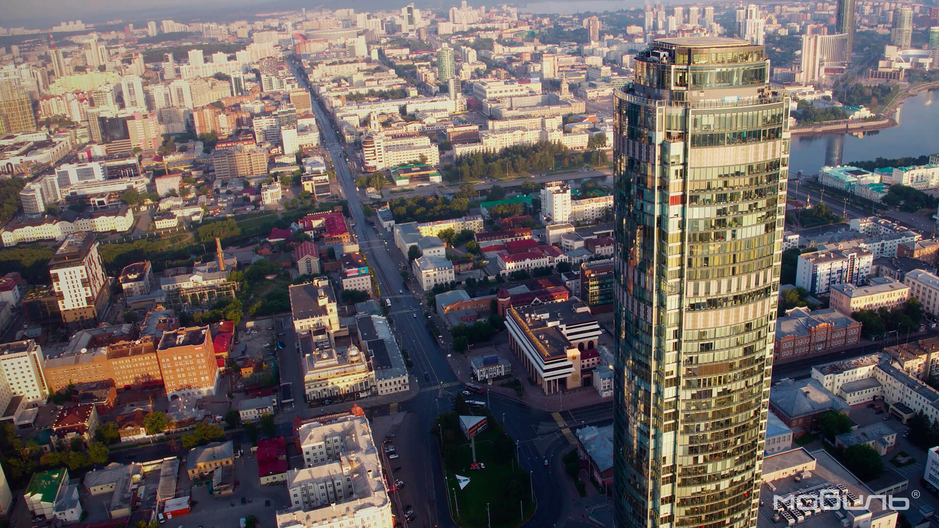 Парковка в бизнес-центре Высоцкий (Екатеринбург)